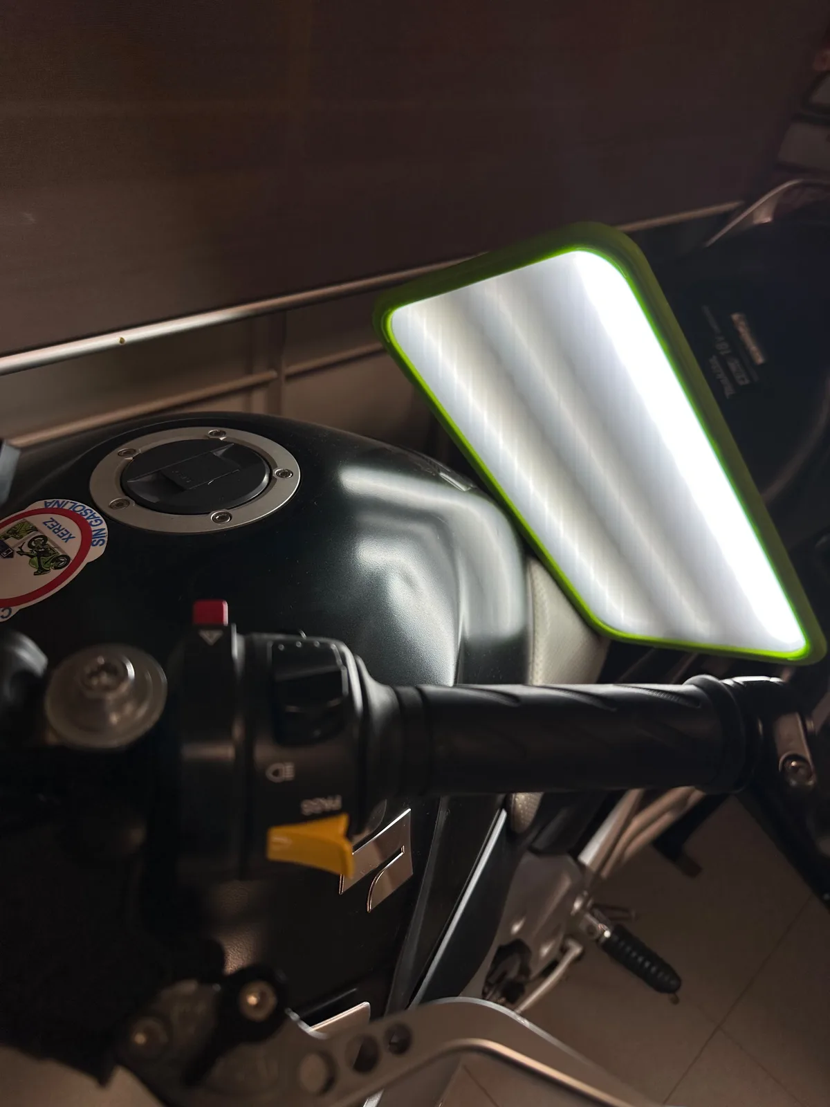 Bollo en el depósito de una moto antes y después de la reparación PDR sin pintar · FR Deluxe Barcelona