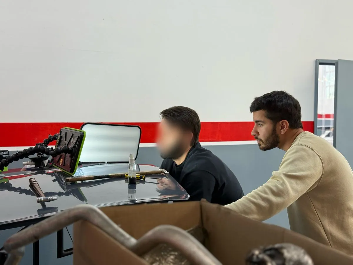 Alumno aprendiendo a leer el tablero de luz LED con Federico durante el curso PDR en Barcelona