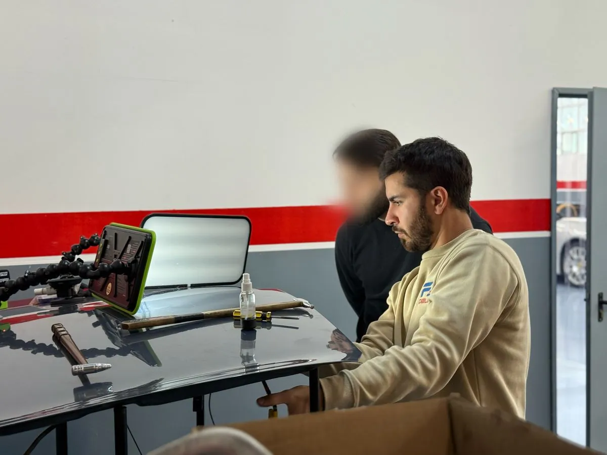 Federico trabajando junto a un alumno durante un curso práctico de sacabollos en Barcelona