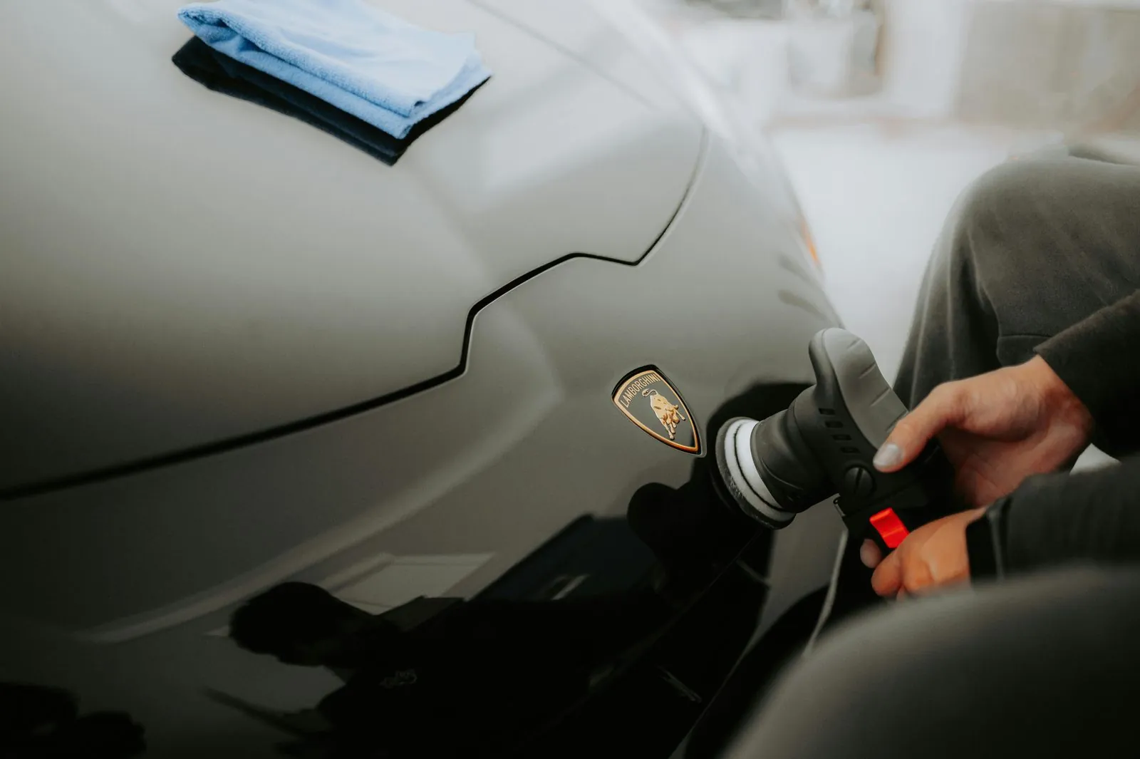 Detailing y reparación PDR en coche premium en Barcelona · FR Deluxe