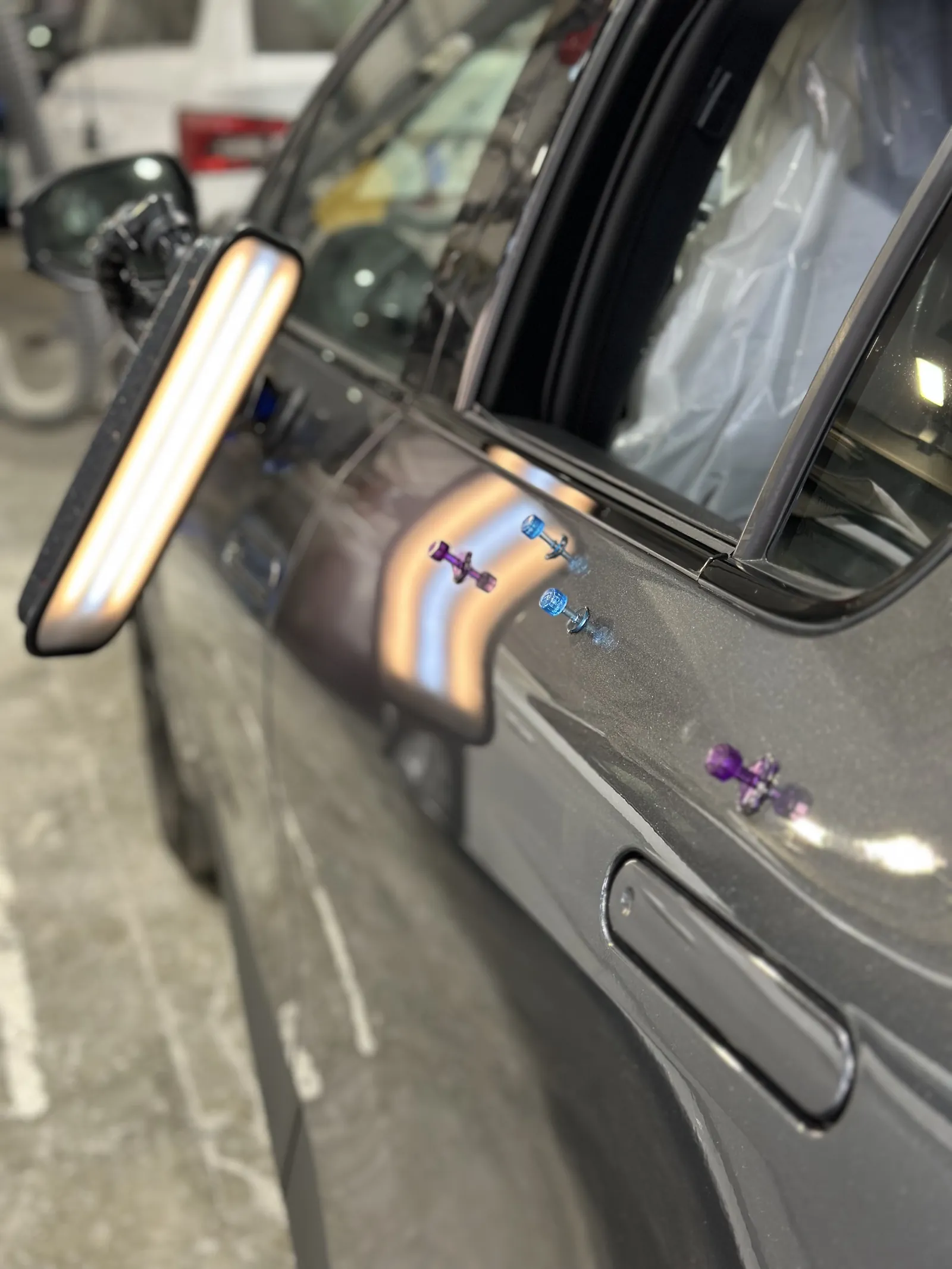 Múltiples ventosas con pegamento aplicadas sobre bollos de granizo en una puerta · Técnica PDR FR Deluxe Barcelona