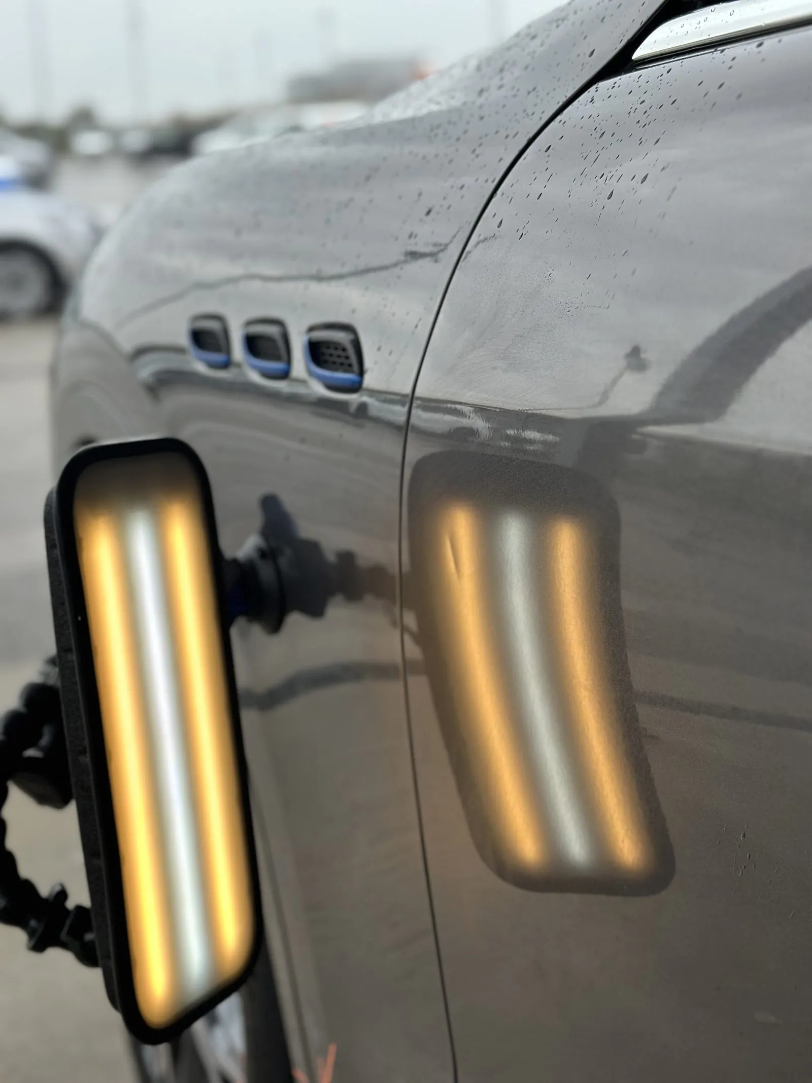 Golpe típico de aparcamiento en puerta delantera reparado sin pintar · FR Deluxe Barcelona
